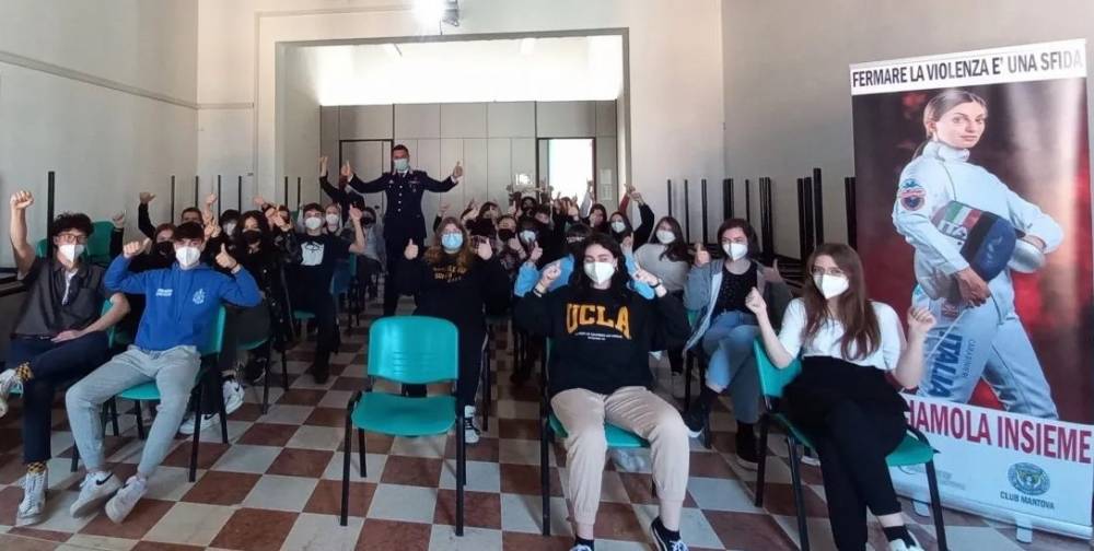 I carabinieri al liceo artistico Giulio Romano per educare al contrasto della violenza