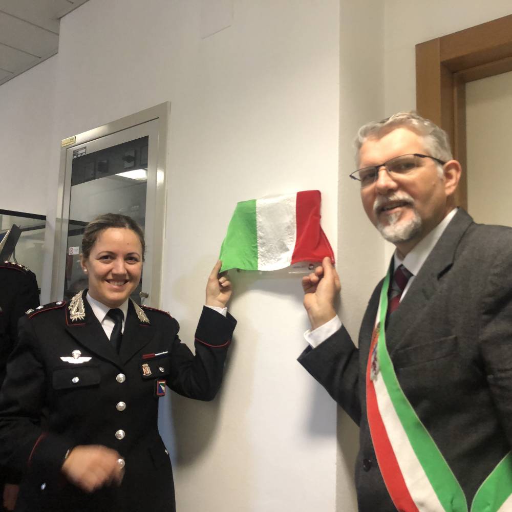 Maggiore Antonietta Petrone ed il Sindaco di Faenza  Malpezzi scoprono la  targa