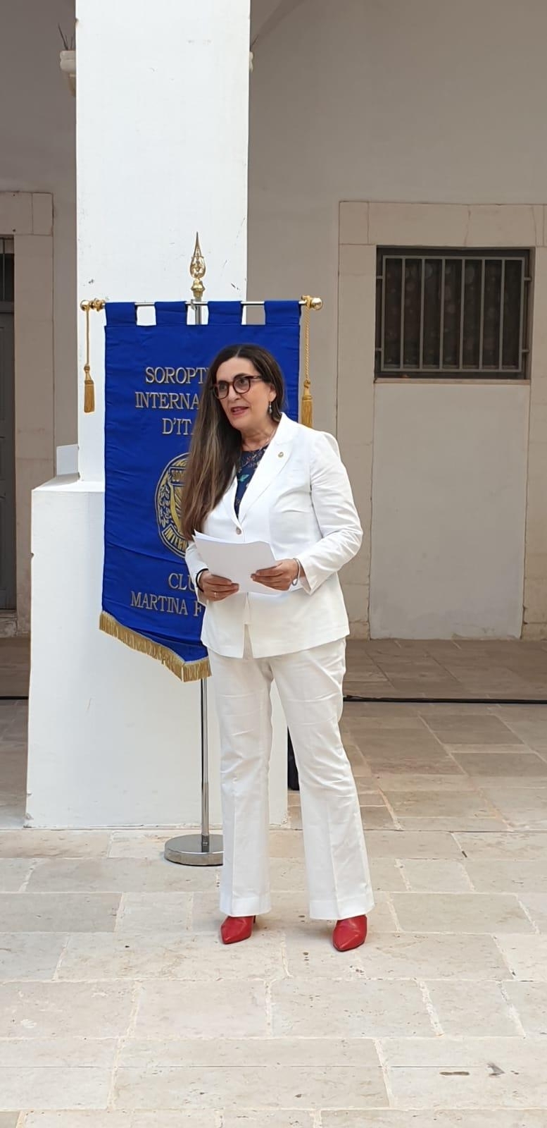 La Presidente Rosa Maria presenta il Progetto e la manifestazione della serata