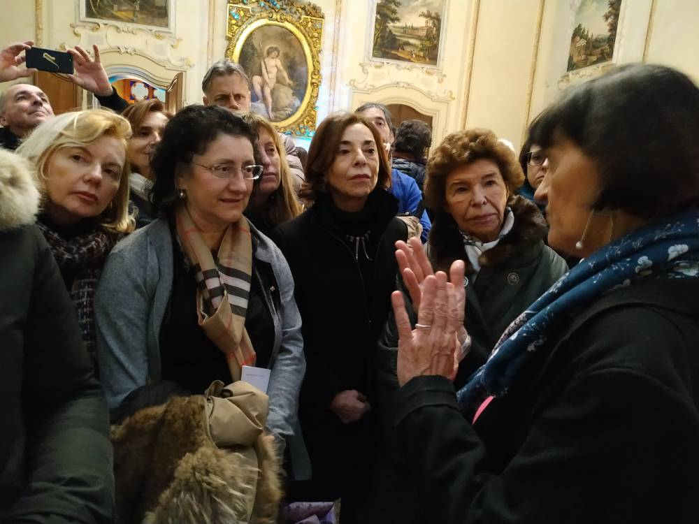 Mirta Carroli spiega alle ospiti (Presidente in primo piano)