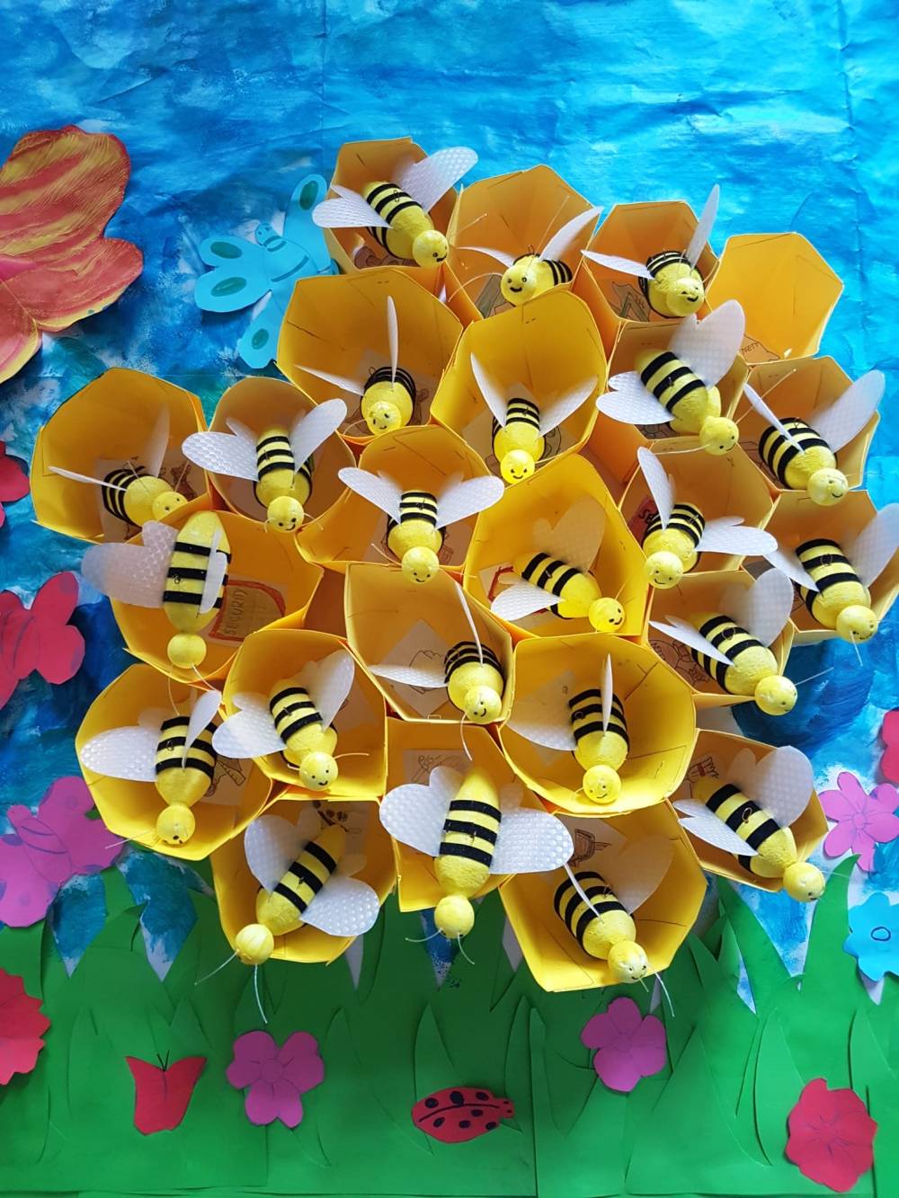 A tu per tu con le api nella loro Giornata