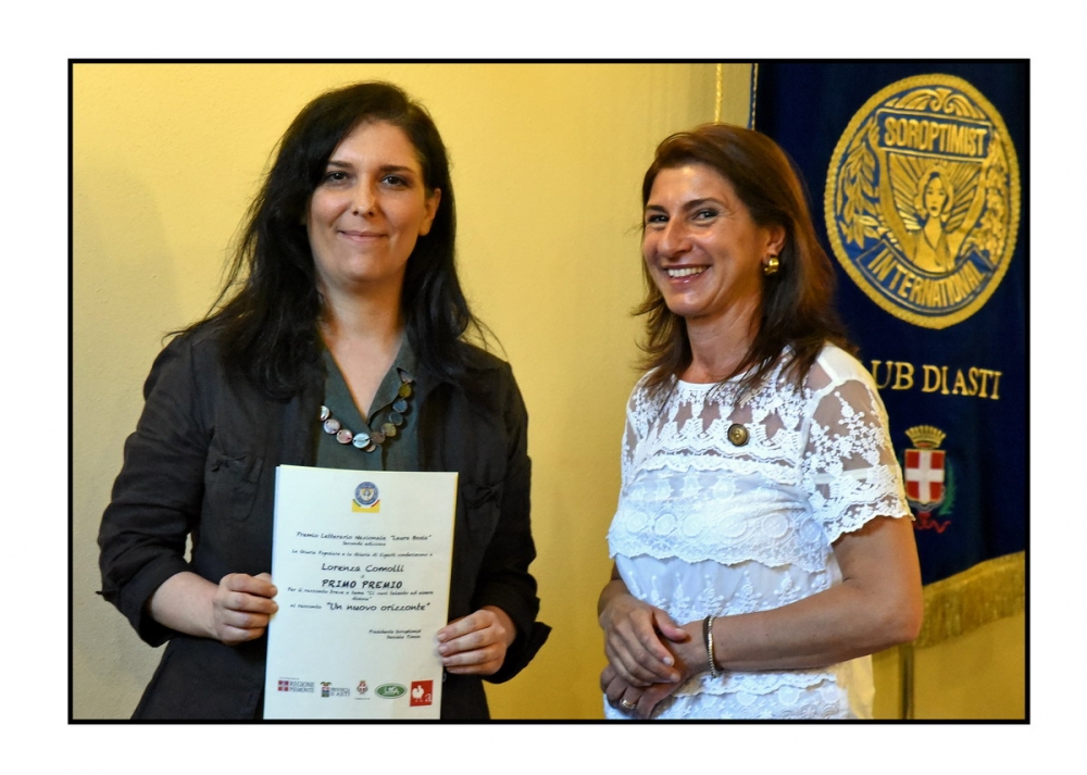 Lorenza Comolli riceve il premio dalla Presidente Daniela Timon Conte