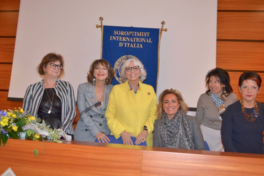 Una rappresentanza del club di Chieti con la PN Patrizia Salmoiraghi