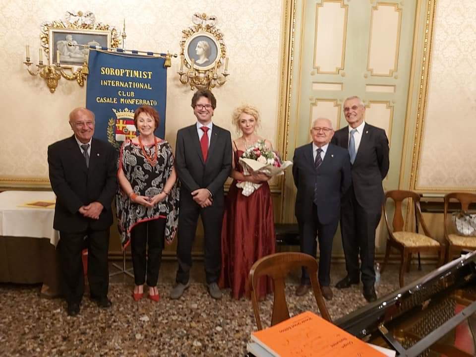 da sinistra: Giorgio Bragato, la Presidente del Club, il pianista Massimo Gabba, il soprano Rossella Talice, Severino Scagliotti e Aldo Vaccarone.