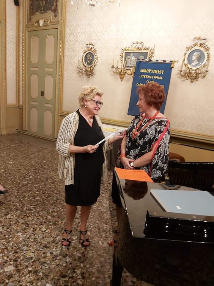 La Presidente (a destra) con Lorenza Marinone, in occasione della consegna del contributo.