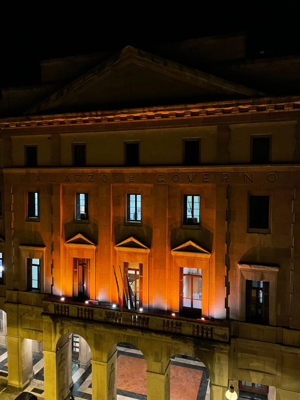 Luce arancione sul Palazzo della Questura