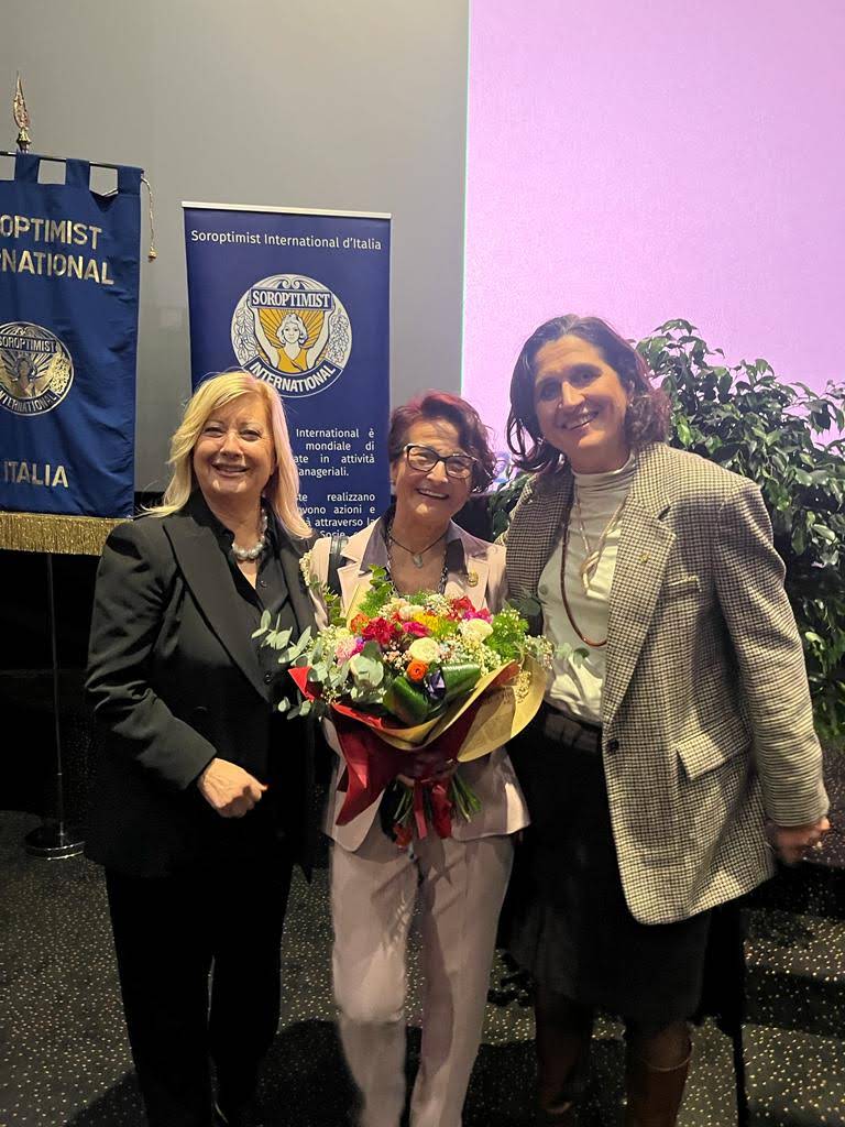 La Presidente nazionale (al centro) con Antonietta Lupi e la socia Donatella Dal Rio