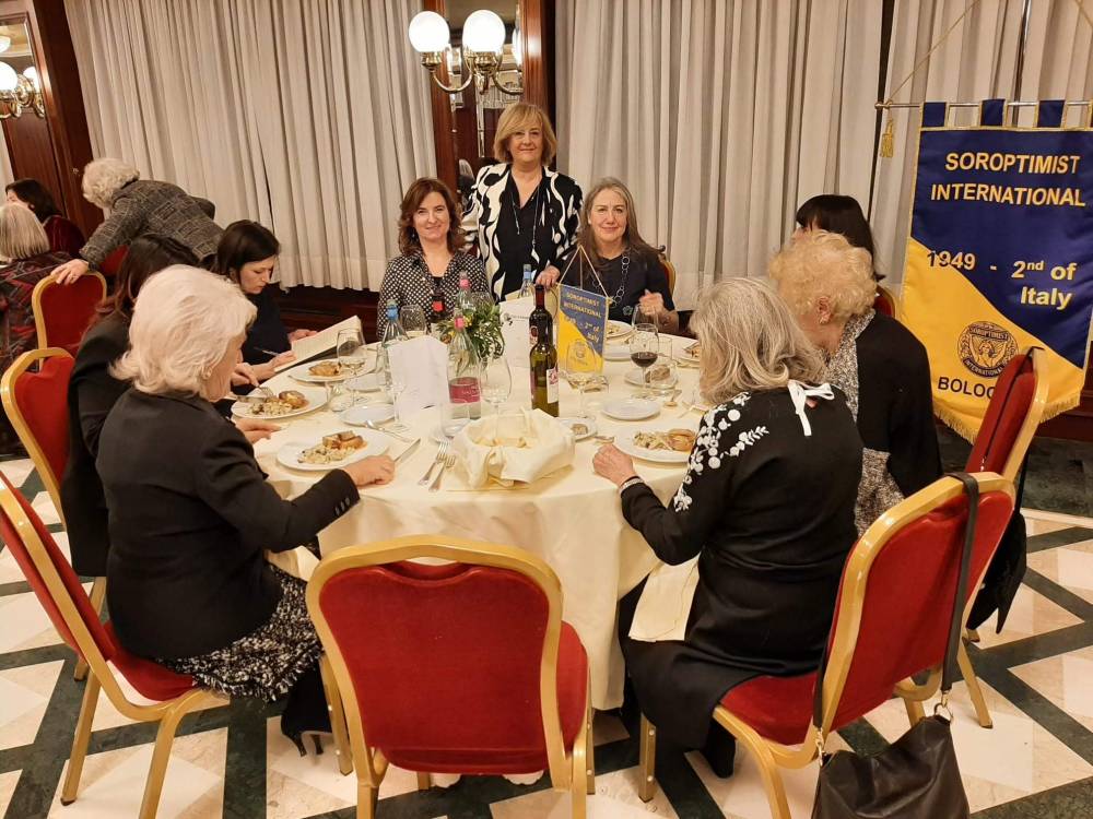 Tavolo di presidenza, con Simona Lembi alla destra di Patrizia Conti
