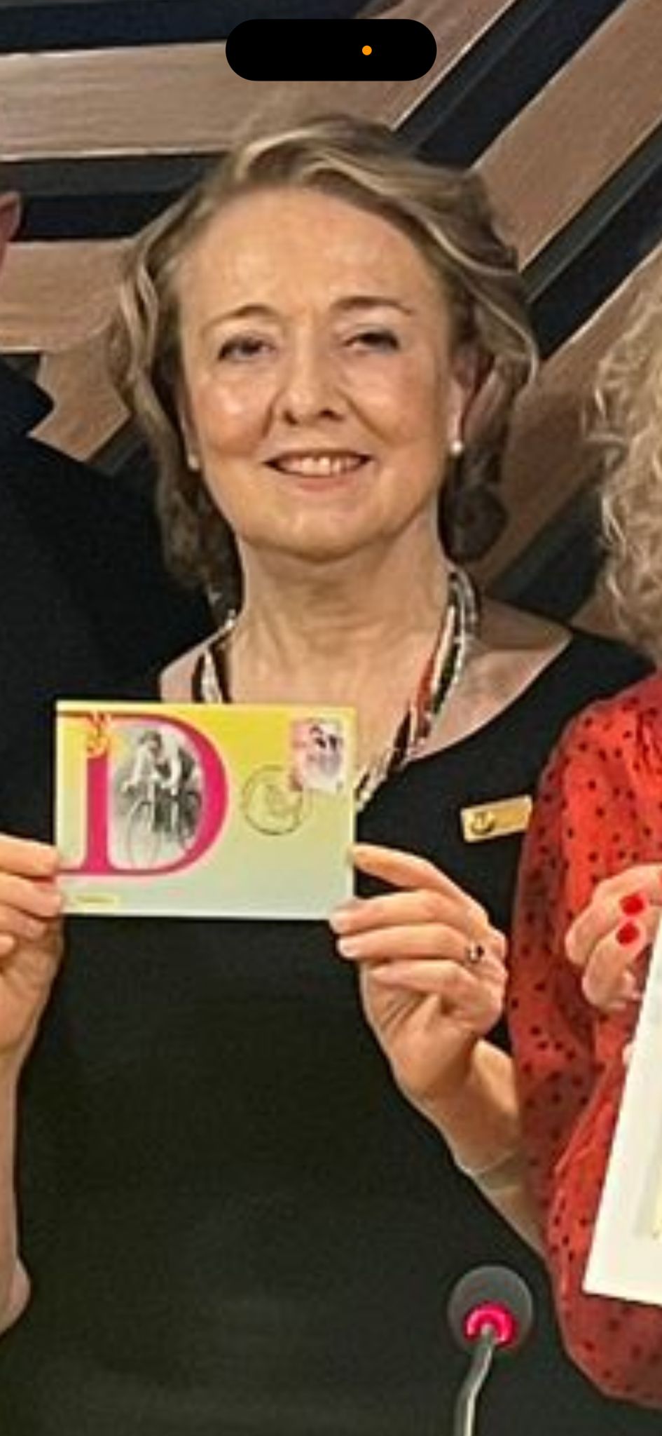 la Presidente Marida Brignani mostra il folder